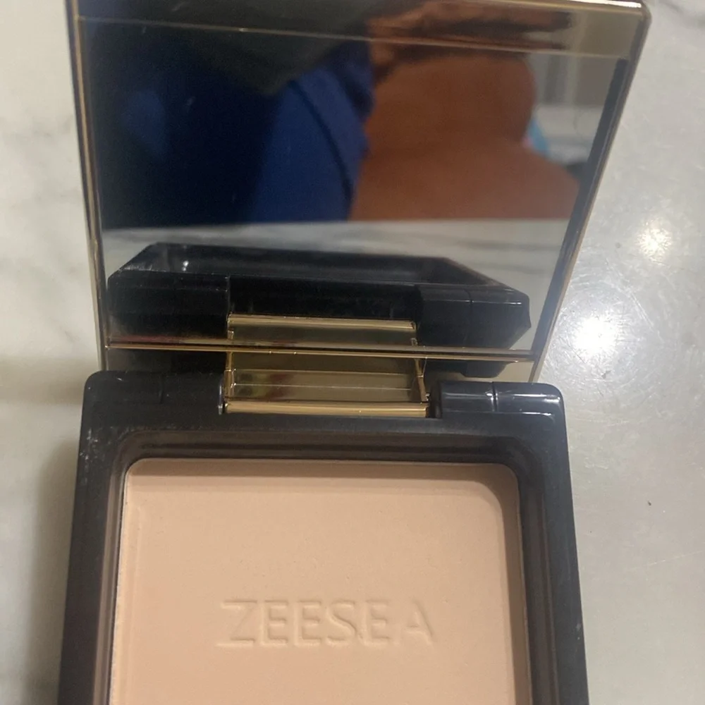 x The British Museum Black and Gold Pressed Powder Full Coverage Even Skin‎ Tone